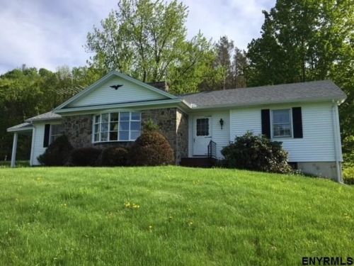 26 Wilcox Rd, Taconic Lake, NY 12138-5117