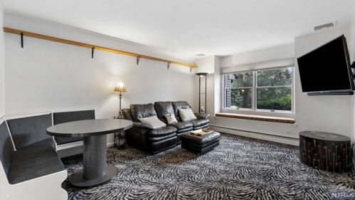 43 Bentley Dr, Franklin Lakes NJ  07417-1941 exterior