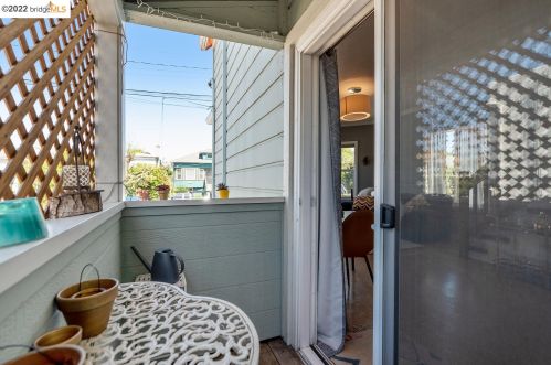 5937 Fremont St, Oakland CA 94608-2217 exterior