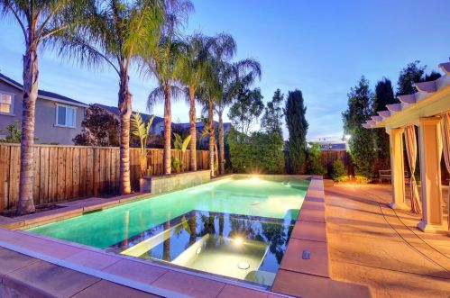 9872 Winkle Cir, Elk Grove CA  95757-6276 exterior