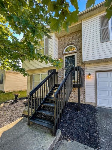 7625 Farm Hill Dr, Blacklick, OH 43004-9066