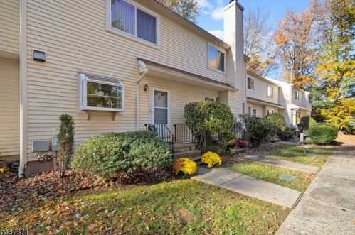 22 Woodland Dr, Roselle, NJ 07203-2460