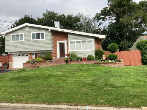 201 23rd St, Deer Park, NY 11729-4815