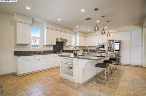 70 Thunder Bay Ct, West Pittsburg CA  94565-7924 exterior