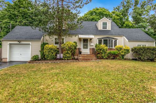 12 Bruce Ln, San Remo, NY 11754-4502