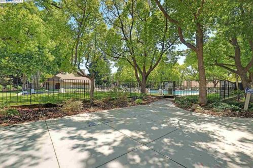 7426 Stonedale Dr, Pleasanton CA  94588-3737 exterior