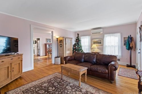 3 Riverside Pl, Gales Ferry CT  06335-1442 exterior