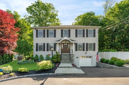 43 Glen Forest St, Thornwood, NY 10594-1932
