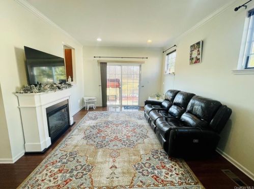 5 Cornwall Ln, Middletown NY  10940-5077 exterior