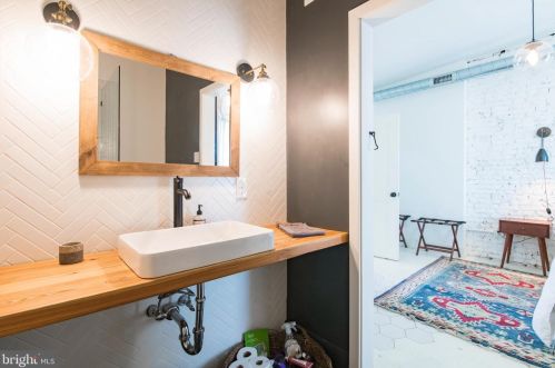 2026 Howard St, Philadelphia PA 19148-3334 exterior