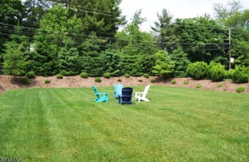 21 Idlewild Dr, Greystone Park, NJ 07950-2208