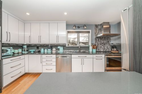 1594 Milburn Ct, North Wantagh, NY 11793-3330