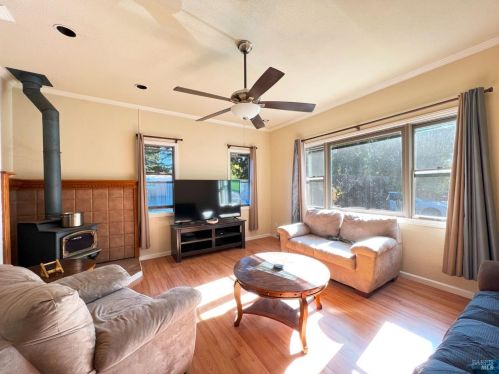 190 Whitmore Ln, Ukiah, CA 95482-6932