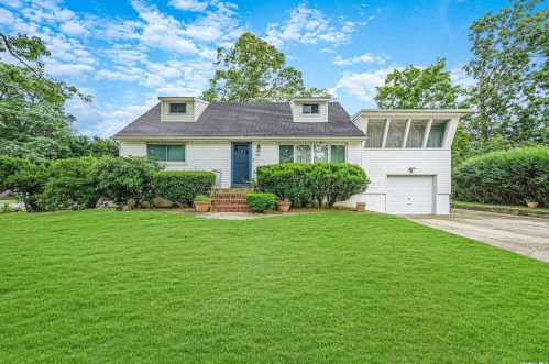 233 15th St, North Lindenhurst, NY 11757-4443