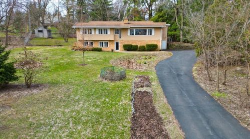 5745 Old Middleton Rd, Madison, WI 53705-1126