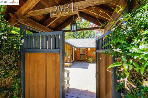 2981 Holyrood Dr, Oakland, CA 94611-2539
