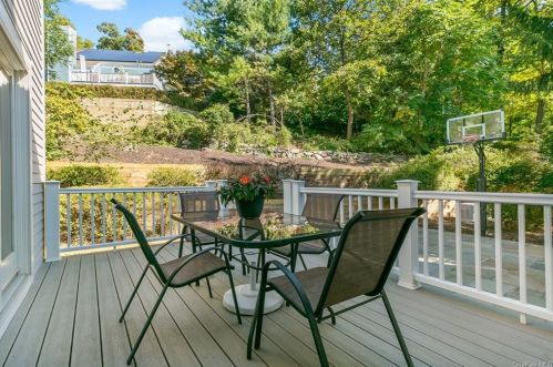 4 Elizabeth Ct, Briarcliff NY  10510-2528 exterior