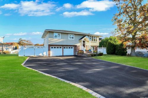 47 Tide Ct, Oakdale, NY 11769-2232