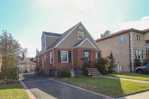 95 Sperry Blvd, New Hyde Park, NY 11040-3817