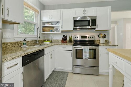 1268 Redwood Ct, Herndon VA  20170-3634 exterior