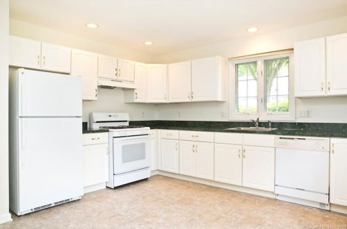 6 Cherry Blossom Ln, Bridgeport, CT 06611-2465