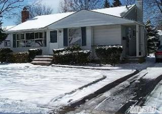29 Vassar Ln, Hicksville, NY 11801-3409