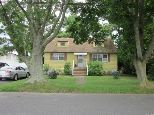 106 Waldo St, Copiague, NY 11726-4213