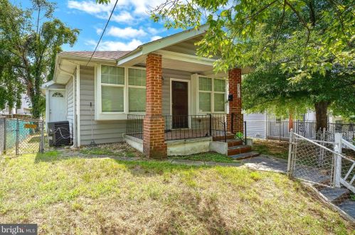 4243 Dix St, Washington, DC 20019-3437