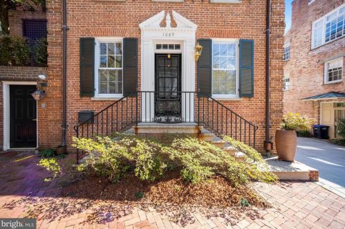 1689 34th St, Washington, DC 20007-2709
