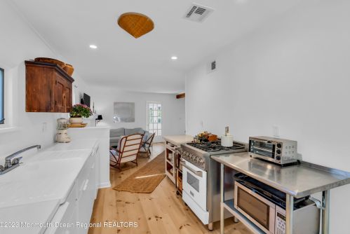 125 Bretonian Dr, Bricktown NJ  08723-5705 exterior