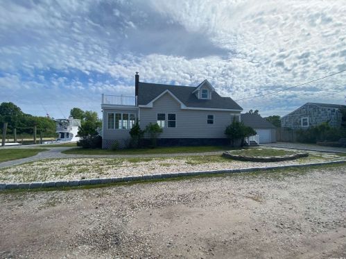 8 Bayview Pl, Center Moriches, NY 11934-3431