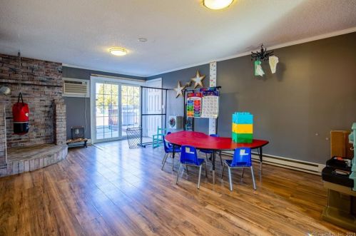 12 Vartellas Dr, Uncasville, CT 06382-1826