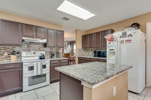 2821 Custer Dr, Denton TX  76210-6449 exterior