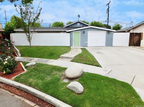 1223 Studebaker Rd, Long Beach, CA 90815-4831