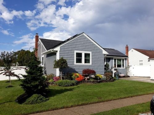 141 Ohio St, North Lindenhurst, NY 11757-5140