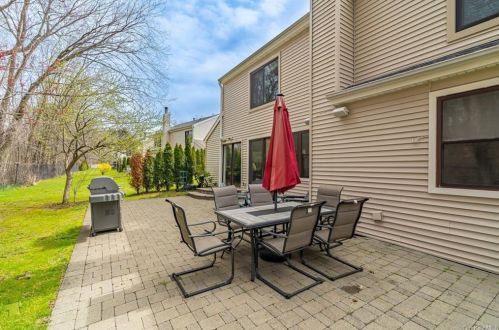 12 Brookwood Rd, New Rochelle NY  10804-1841 exterior