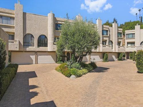 4247 Freedom Dr, Calabasas, CA 91302-5121