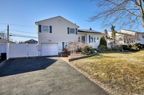 4018 Demont Rd, Seaford, NY 11783-1427
