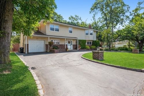 560 Centre Ave, North Lindenhurst, NY 11757-3113