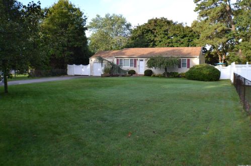 1019 Merriam Rd, Bayshore, NY 11706-2050