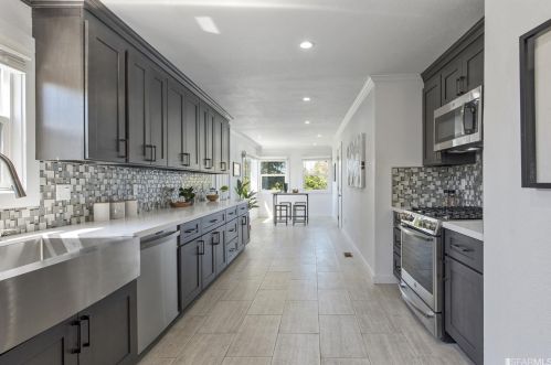 9411 Castlewood St, Oakland CA 94605-4415 exterior