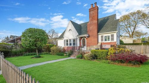 293 Litchfield Ave, Babylon, NY 11702-2006