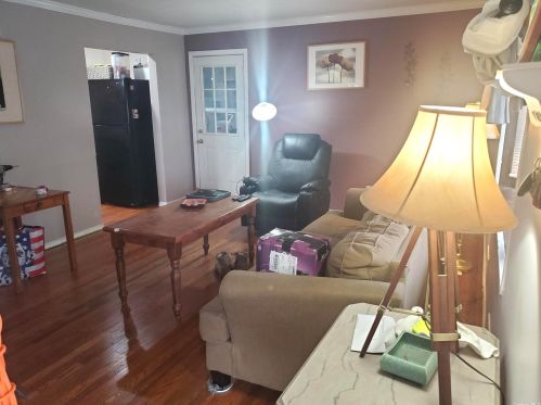 152 Crest Ave, Floral Park, NY 11003-1022
