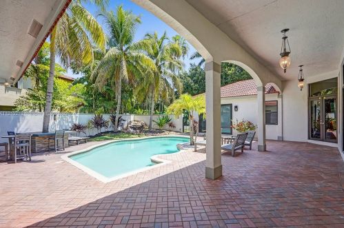 3821 185th Ave, Hollywood FL  33029-2712 exterior