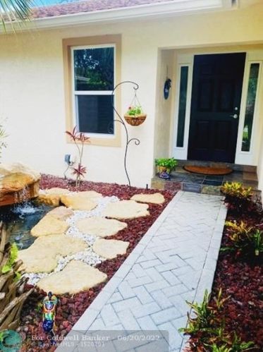 12151 Old Country Rd, West Palm Beach, FL 33414-4810