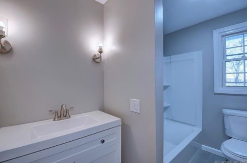 50 Bette Dr, Manchester CT  06040-6814 exterior