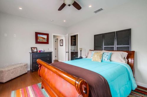 1760 La Playa Ave, San Diego CA 92109-6526 exterior