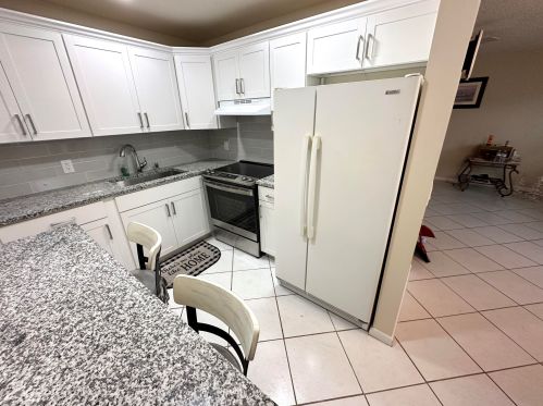 50 Kent D, West Palm Beach FL  33417-1707 exterior