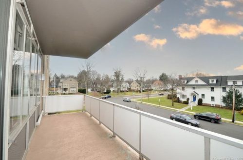 1028 Farmington Ave, Hartford CT  06107-2118 exterior