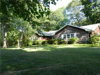 133 Guilford Ave, Oakdale, NY 11769-1915